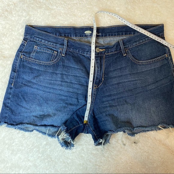 Old Navy High Waisted Frayed Hem Jean Shorts - Picture 4 of 5
